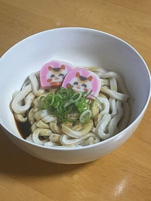 招き猫のかまぼこがのった伊勢うどん　